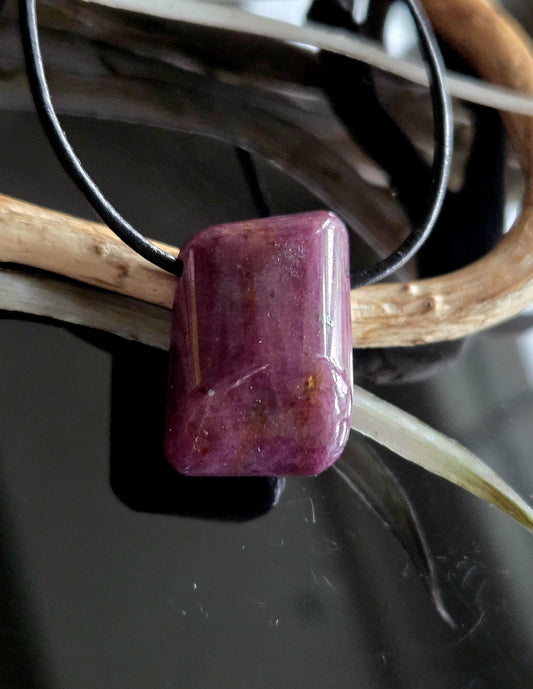 Magischer Rubin Kristall Vollstein Anhänger, 25 x 17 x 12 mm, gebohrt, an verstellbarem Lederband