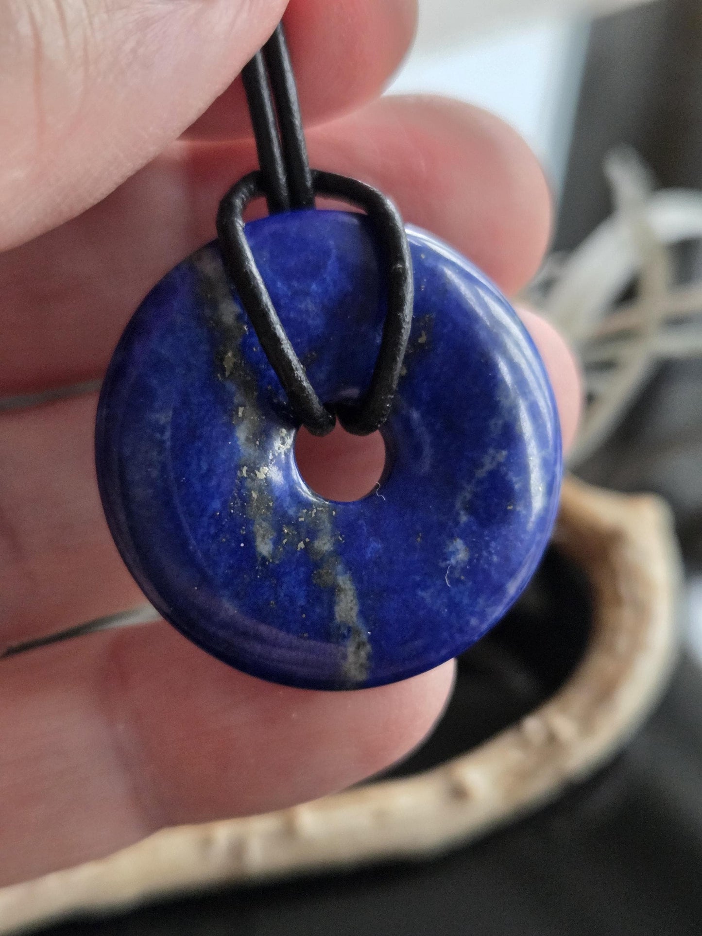 Lapislazuli Lapis Lazuli Donut Anhänger, Stein der Engel, 39 x 30 x 5 mm, gebohrt, an verstellbarem Lederband