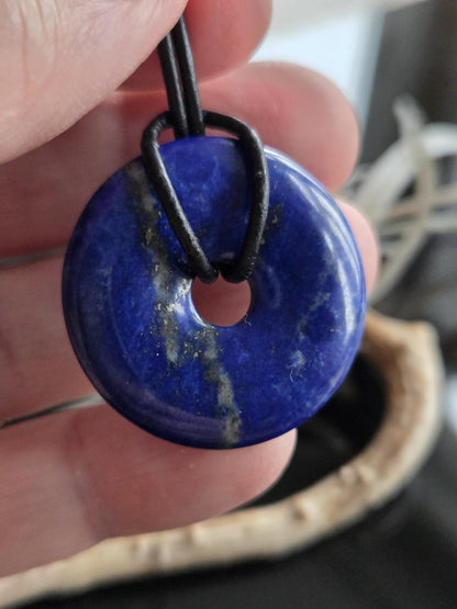 Lapislazuli Lapis Lazuli Donut Anhänger, Stein der Engel, 39 x 30 x 5 mm, gebohrt, an verstellbarem Lederband