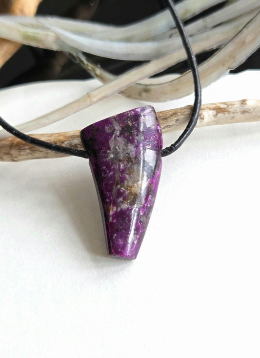 Unikat seltenerSugilith Anhänger, tolle Farbe, frisch vom Schleifrad, 35 x 19 x 7 mm, gebohrt, an verstellbarem Lederband