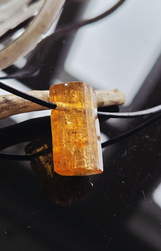 Traumhafter Imperial Topas Kaiser Topas Goldtopas Rohstein Anhänger, 23 x 14 x 10 mm, an verstellbarem Lederband, 6,57 g., 32,85 ct.