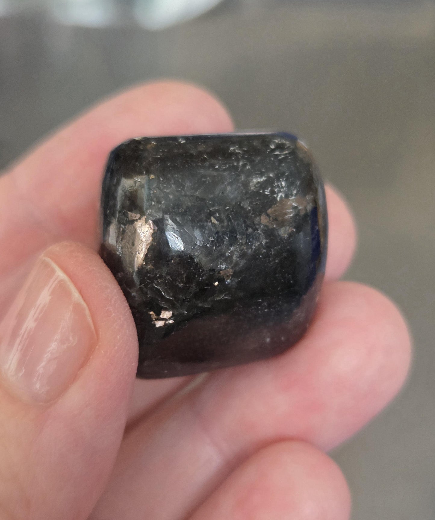 Magischer Nuumit sehr seltener Stein aus Grönland, Sammlerstein 25 x 23 x 20 mm, 25,03 g., 125,10 ct.