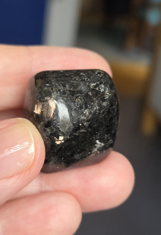 Magischer Nuumit sehr seltener Stein aus Grönland, Sammlerstein 25 x 23 x 20 mm, 25,03 g., 125,10 ct.