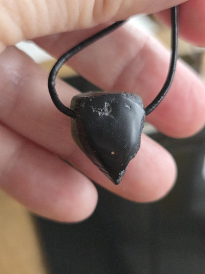 Hübscher wilder Wassermelonenturmalin Turmalin Rohstein, Anhänger, 21 x 17 x 15 mm, gebohrt, an verstellbarem Lederband.