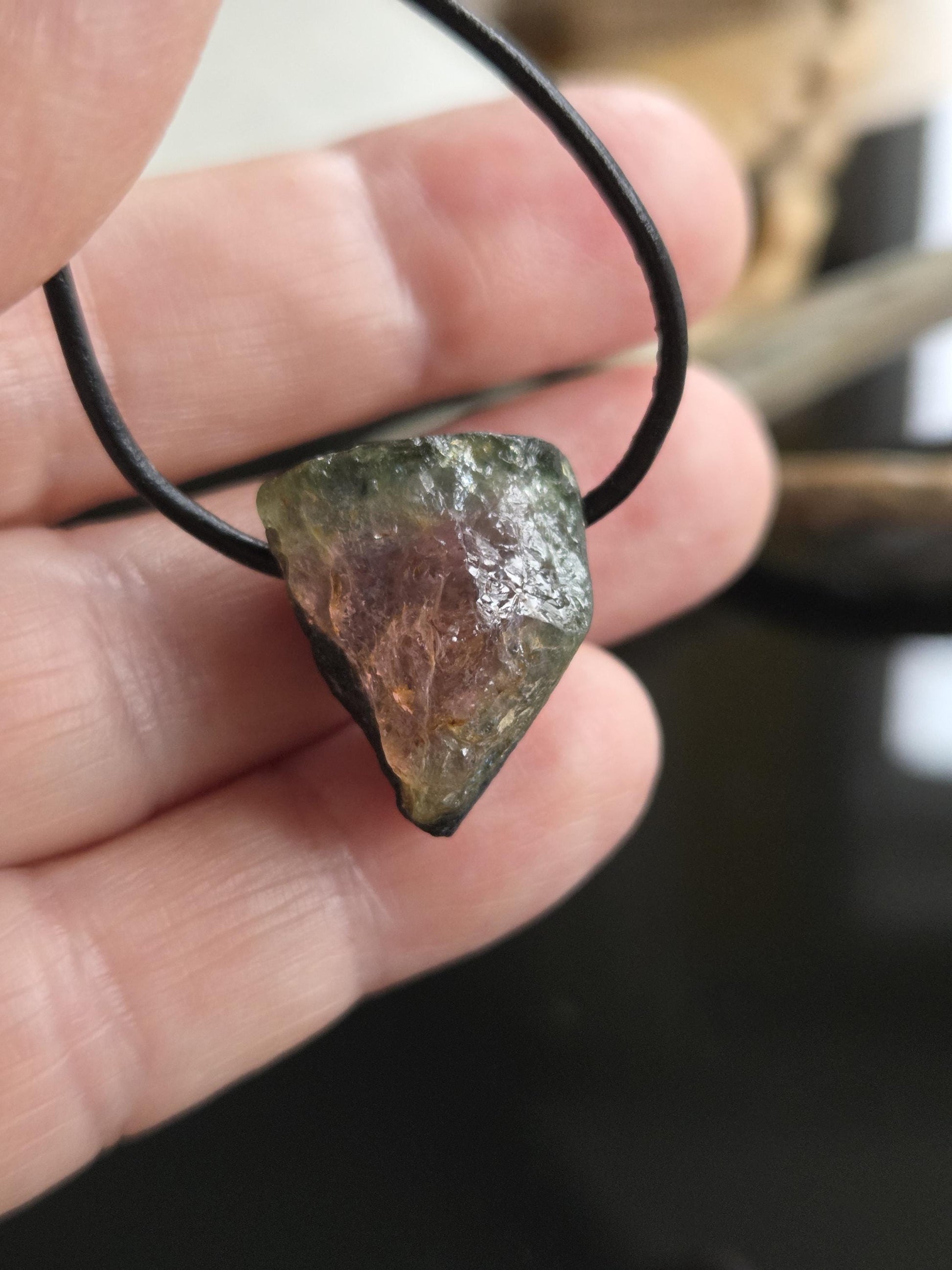 Hübscher wilder Wassermelonenturmalin Turmalin Rohstein, Anhänger, 21 x 17 x 15 mm, gebohrt, an verstellbarem Lederband.