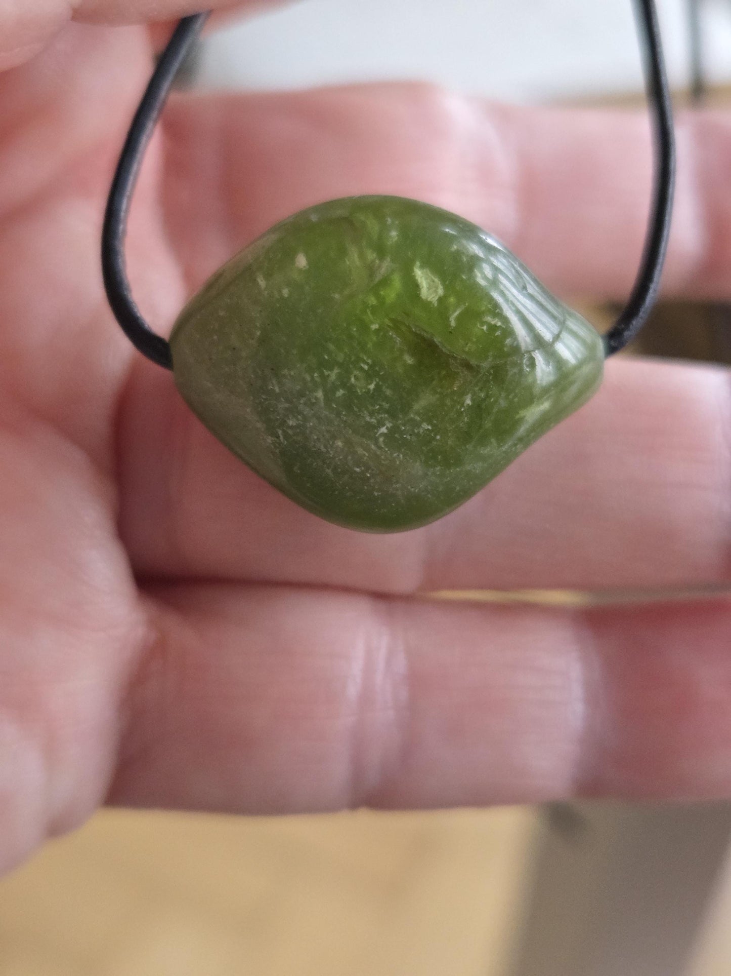 Peridot Olivin Chrysolith Anhänger, 20 x 27 x 15 mm , gebohrt, an verstellbarem Lederband