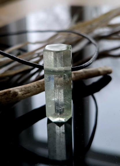 Magischer Heliodor gelb grüner Beryll Goldberyll grün Kristall Stäbchen, Anhänger, 30 x 11 x 10 mm, gebohrt, an verstellbarem Lederband