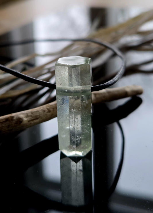 Magischer Heliodor gelb grüner Beryll Goldberyll grün Kristall Stäbchen, Anhänger, 30 x 11 x 10 mm, gebohrt, an verstellbarem Lederband