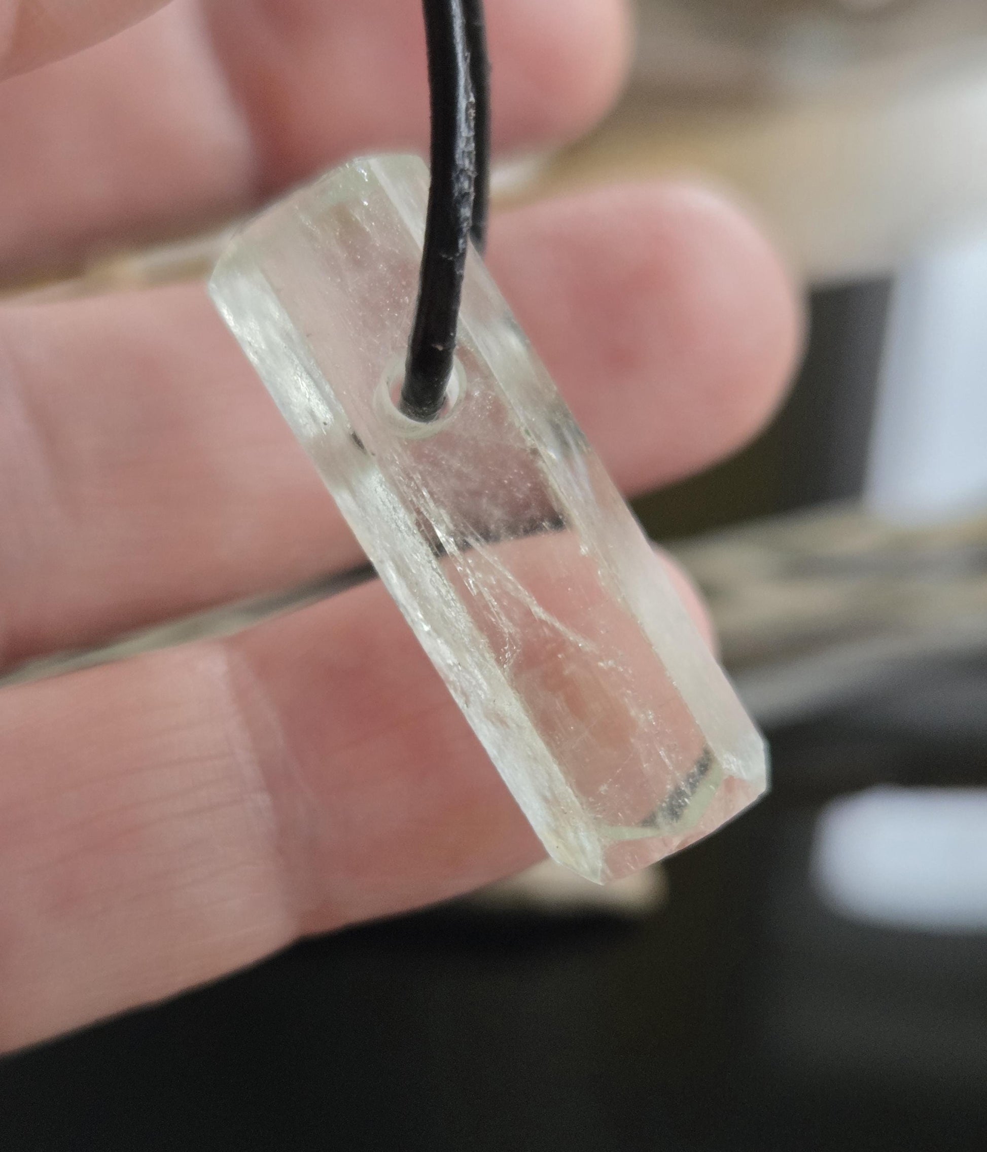 Magischer Heliodor gelb grüner Beryll Goldberyll grün Kristall Stäbchen, Anhänger, 30 x 11 x 10 mm, gebohrt, an verstellbarem Lederband