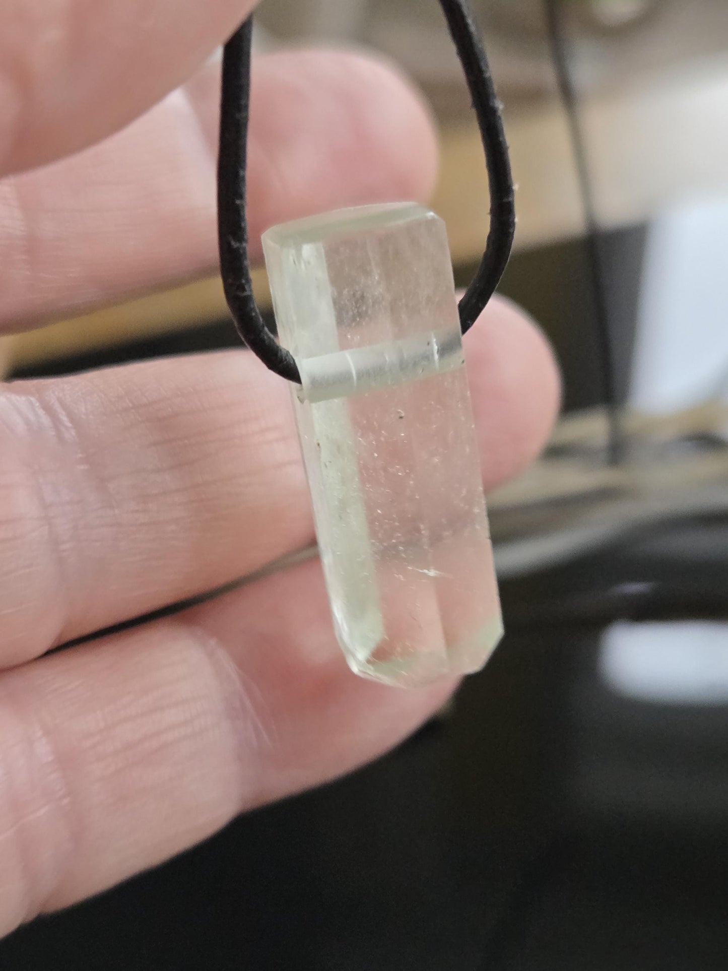 Magischer Heliodor gelb grüner Beryll Goldberyll grün Kristall Stäbchen, Anhänger, 30 x 11 x 10 mm, gebohrt, an verstellbarem Lederband