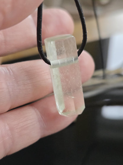 Magischer Heliodor gelb grüner Beryll Goldberyll grün Kristall Stäbchen, Anhänger, 30 x 11 x 10 mm, gebohrt, an verstellbarem Lederband