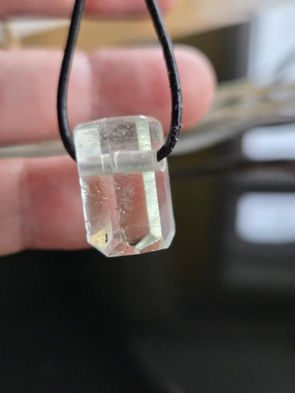 Bezaubernder Heliodor gelb grüner Beryll Goldberyll grün Kristall Stäbchen, Anhänger, 19 x 12 x 10 mm, gebohrt, an verstellbarem Lederband