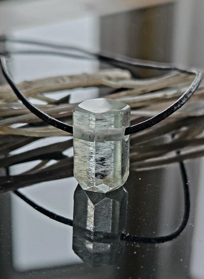 Bezaubernder Heliodor gelb grüner Beryll Goldberyll grün Kristall Stäbchen, Anhänger, 19 x 12 x 10 mm, gebohrt, an verstellbarem Lederband