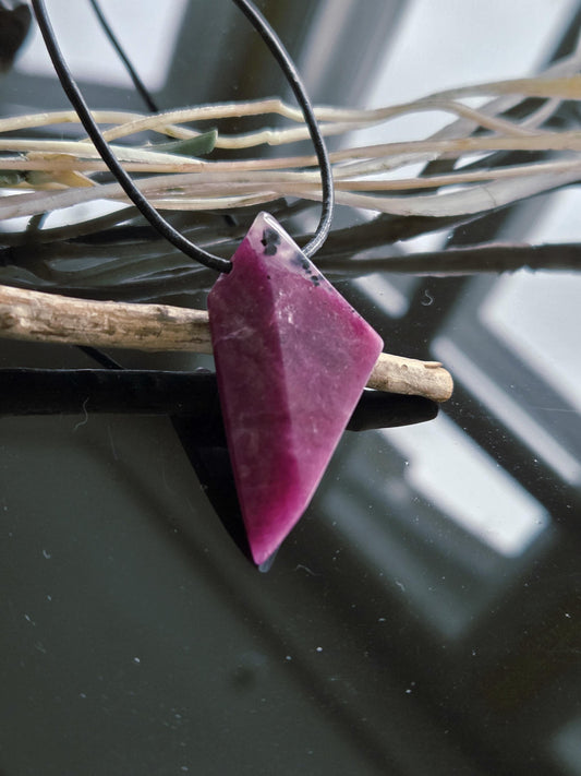 Außergewöhnlicher Rubin Anhänger mit einem Hauch Zoisit, Anhänger, 42 x 22 x 9 mm, gebohrt, an verstellbarem Lederband, ruby pedants