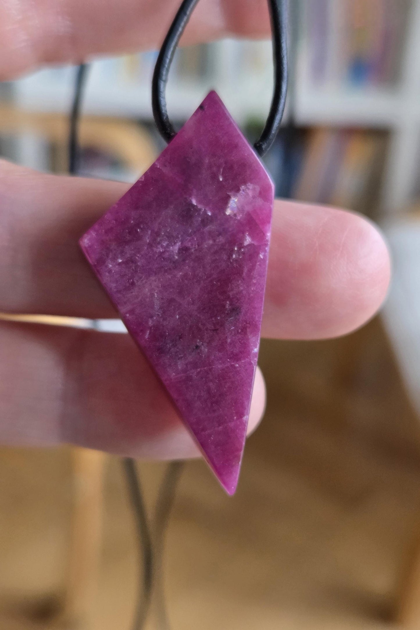 Außergewöhnlicher Rubin Anhänger mit einem Hauch Zoisit, Anhänger, 42 x 22 x 9 mm, gebohrt, an verstellbarem Lederband, ruby pedants