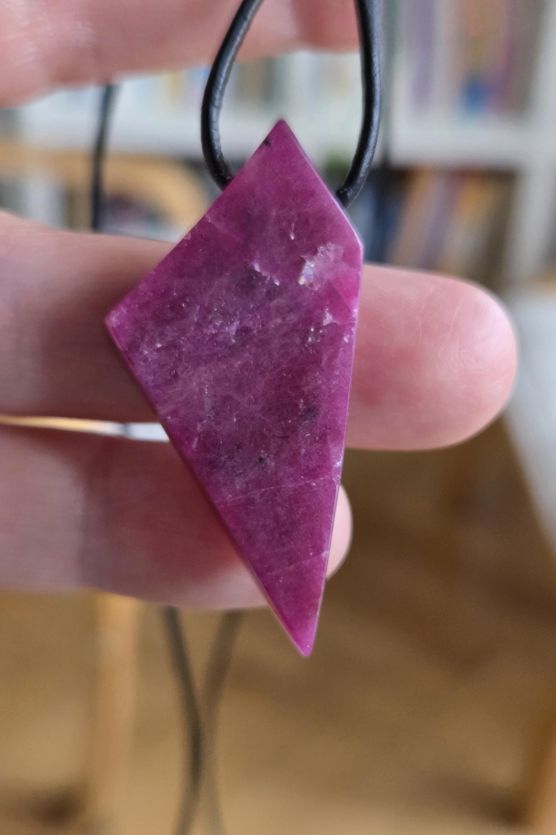 Außergewöhnlicher Rubin Anhänger mit einem Hauch Zoisit, Anhänger, 42 x 22 x 9 mm, gebohrt, an verstellbarem Lederband, ruby pedants