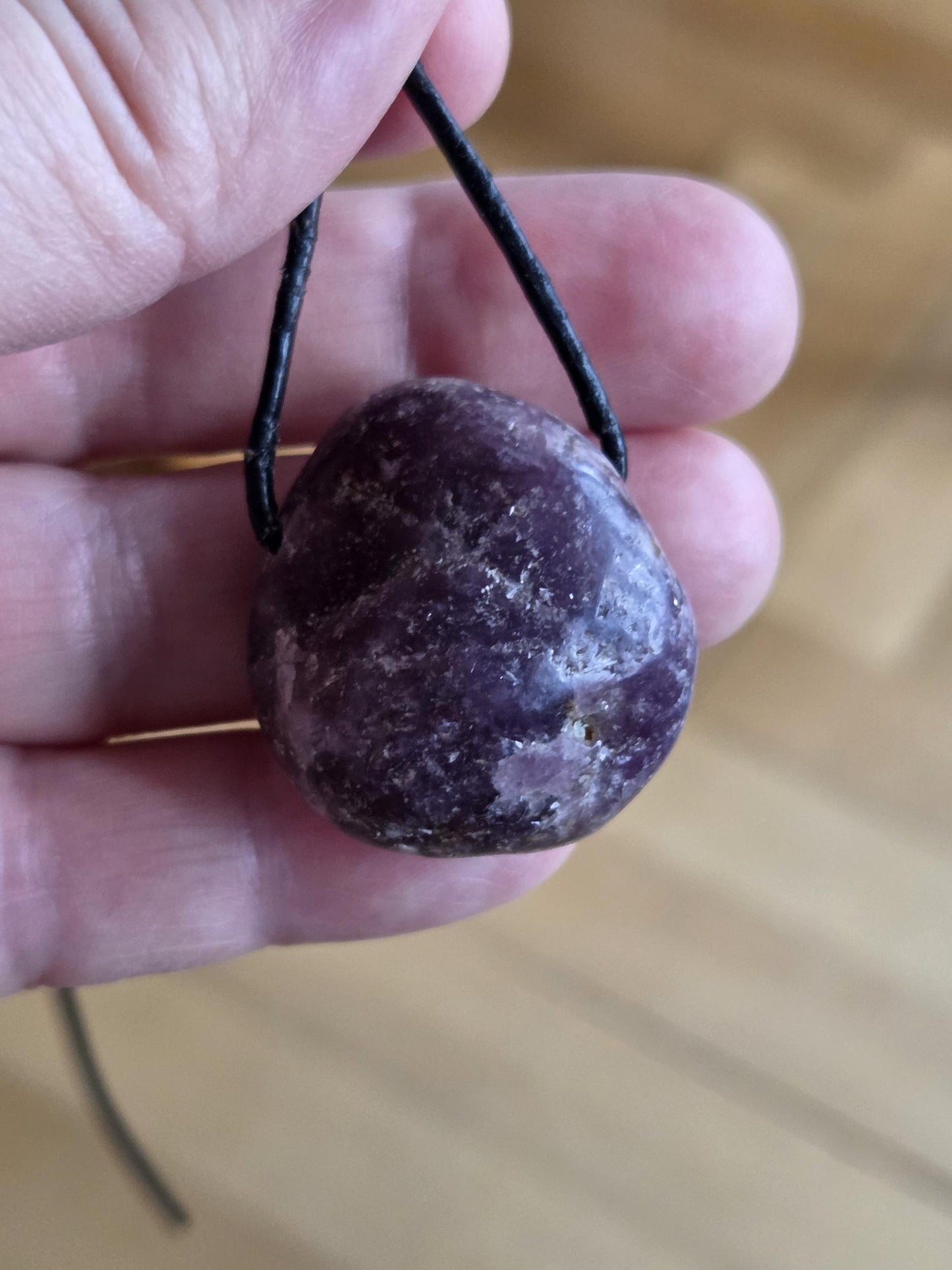 Lepidolith mit Glimmergestein, Lepidolite, Anhänger, 31 x 28 x 16 mm, gebohrt, an verstellbarem Lederband