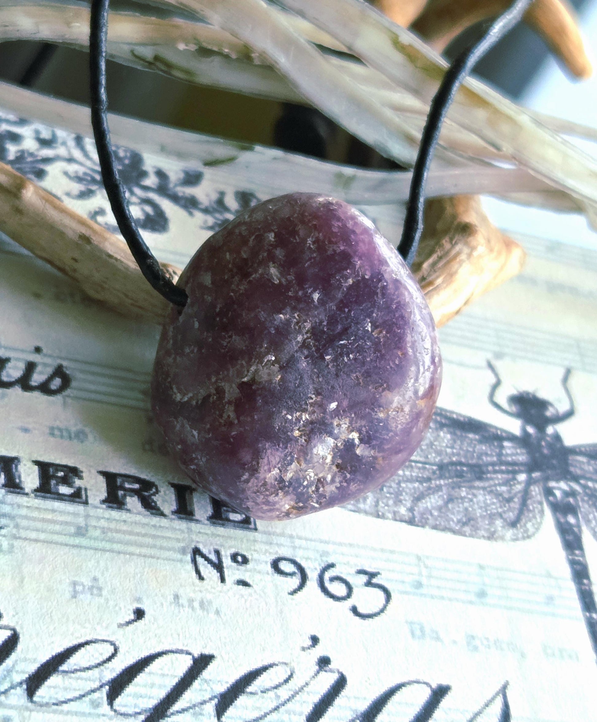 Lepidolith mit Glimmergestein, Lepidolite, Anhänger, 31 x 28 x 16 mm, gebohrt, an verstellbarem Lederband
