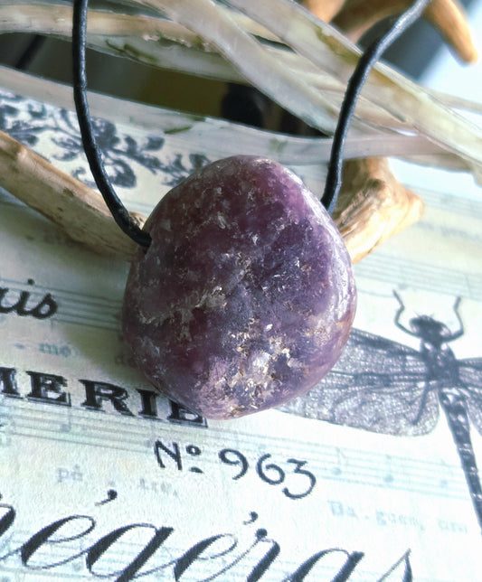 Lepidolith mit Glimmergestein, Lepidolite, Anhänger, 31 x 28 x 16 mm, gebohrt, an verstellbarem Lederband