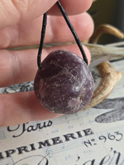 Lepidolith mit Glimmergestein, Lepidolite, Anhänger, 31 x 28 x 16 mm, gebohrt, an verstellbarem Lederband