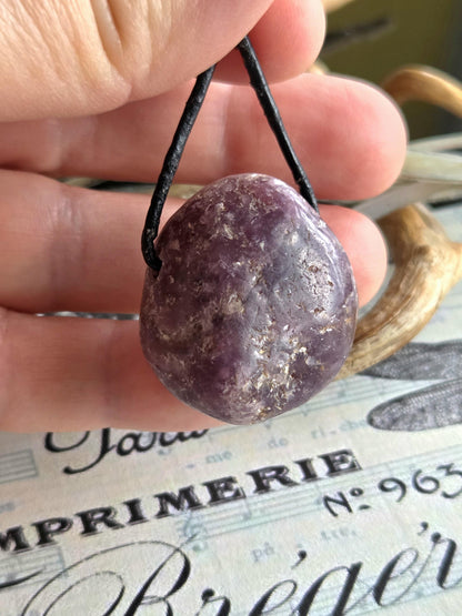 Lepidolith mit Glimmergestein, Lepidolite, Anhänger, 31 x 28 x 16 mm, gebohrt, an verstellbarem Lederband