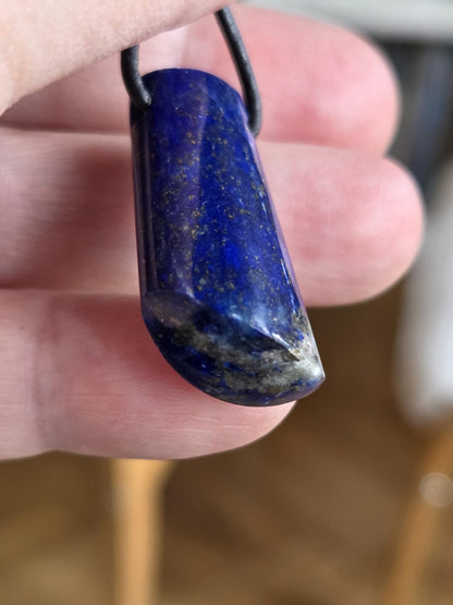 Lapislazuli Lapis Lazuli Anhänger, Stein der Engel, 30 x 16 x 9 mm, gebohrt, an verstellbarem Lederband