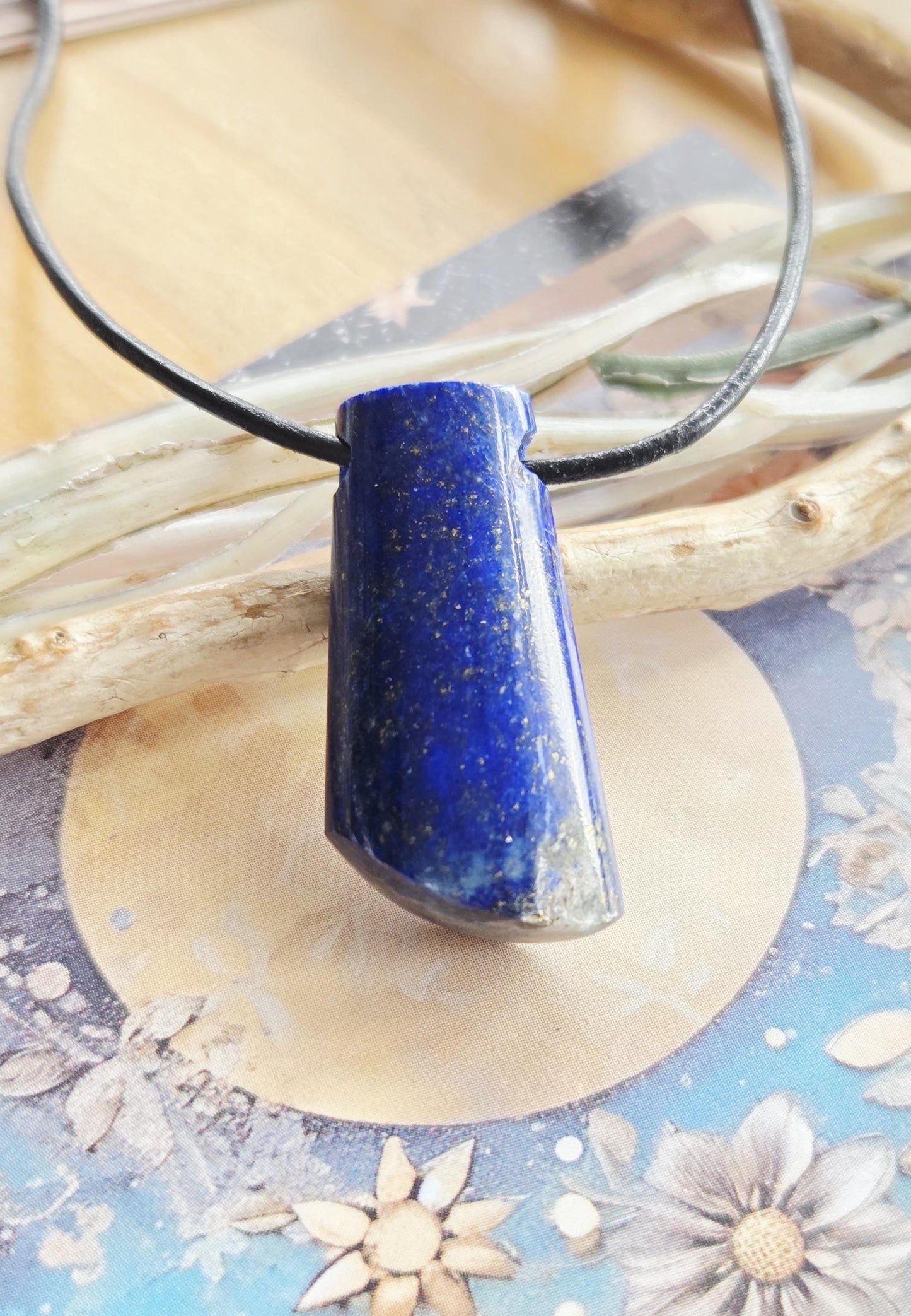 Lapislazuli Lapis Lazuli Anhänger, Stein der Engel, 30 x 16 x 9 mm, gebohrt, an verstellbarem Lederband