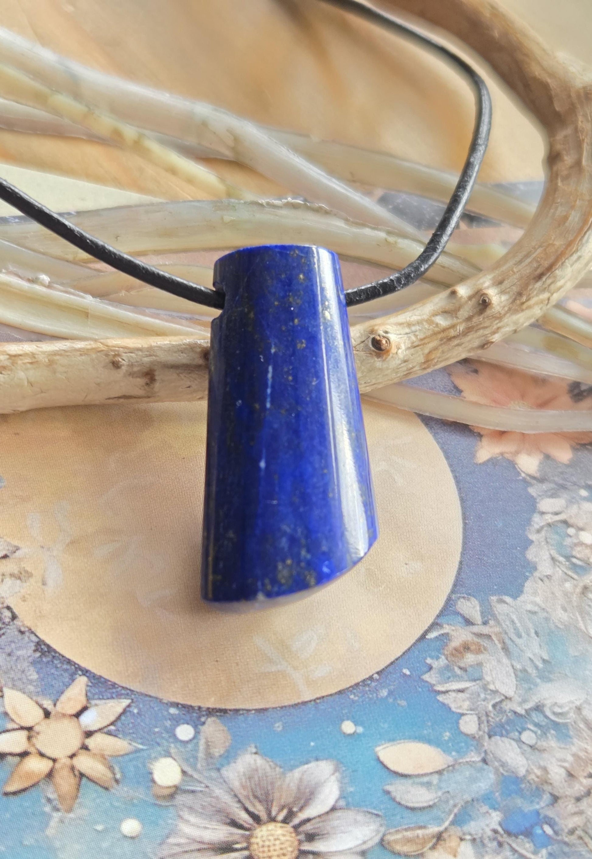 Lapislazuli Lapis Lazuli Anhänger, Stein der Engel, 30 x 16 x 9 mm, gebohrt, an verstellbarem Lederband