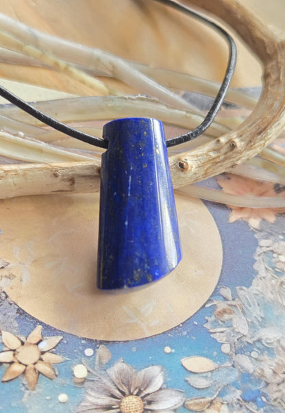 Lapislazuli Lapis Lazuli Anhänger, Stein der Engel, 30 x 16 x 9 mm, gebohrt, an verstellbarem Lederband