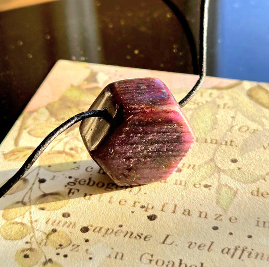 Rubin Kristall sechseckig Anhänger, Ruby pedants , 22 x 24 x 14 mm, gebohrt, an verstellbarem Lederband