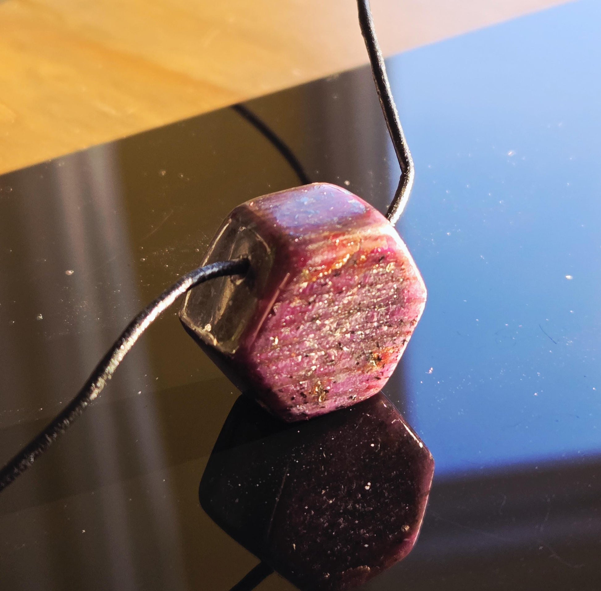 Rubin Kristall sechseckig Anhänger, Ruby pedants , 22 x 24 x 14 mm, gebohrt, an verstellbarem Lederband