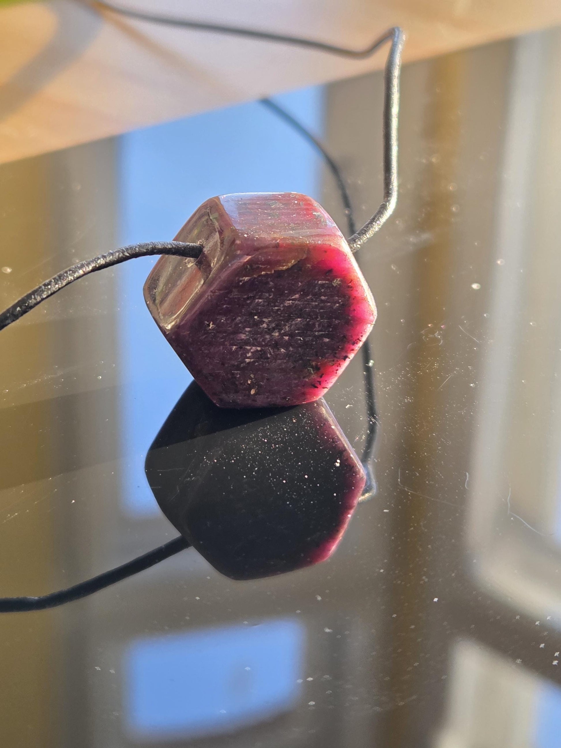 Rubin Kristall sechseckig Anhänger, Ruby pedants , 22 x 24 x 14 mm, gebohrt, an verstellbarem Lederband