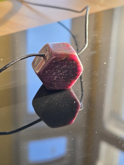 Rubin Kristall sechseckig Anhänger, Ruby pedants , 22 x 24 x 14 mm, gebohrt, an verstellbarem Lederband