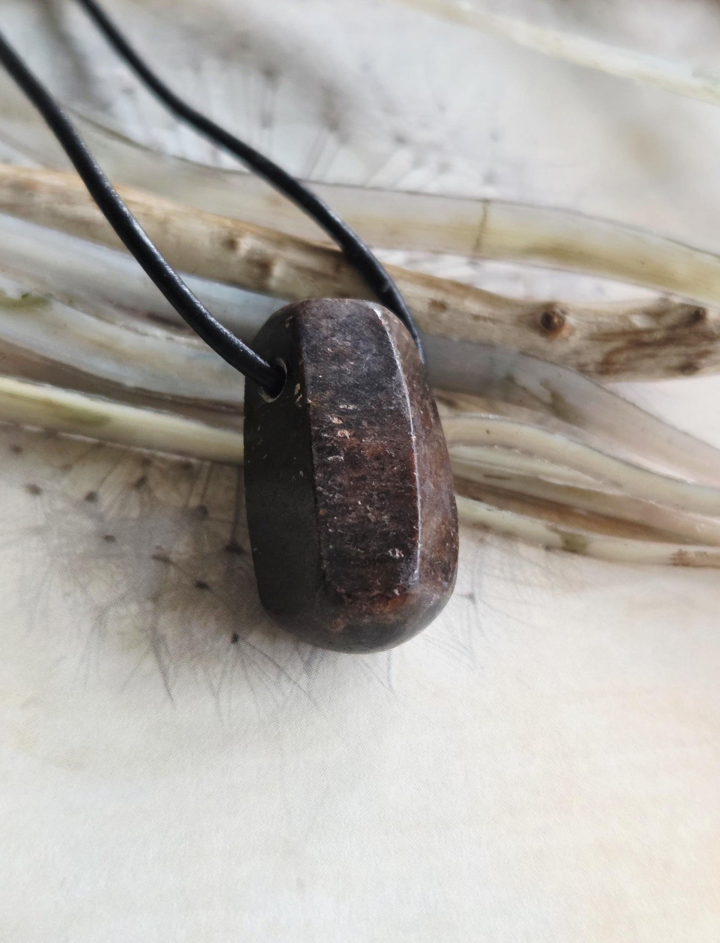 Stern Rubin Rohkristall Stäbchen Heilstein Anhänger, 23 x 14 x 14 mm, gebohrt, an verstellbarem Lederband
