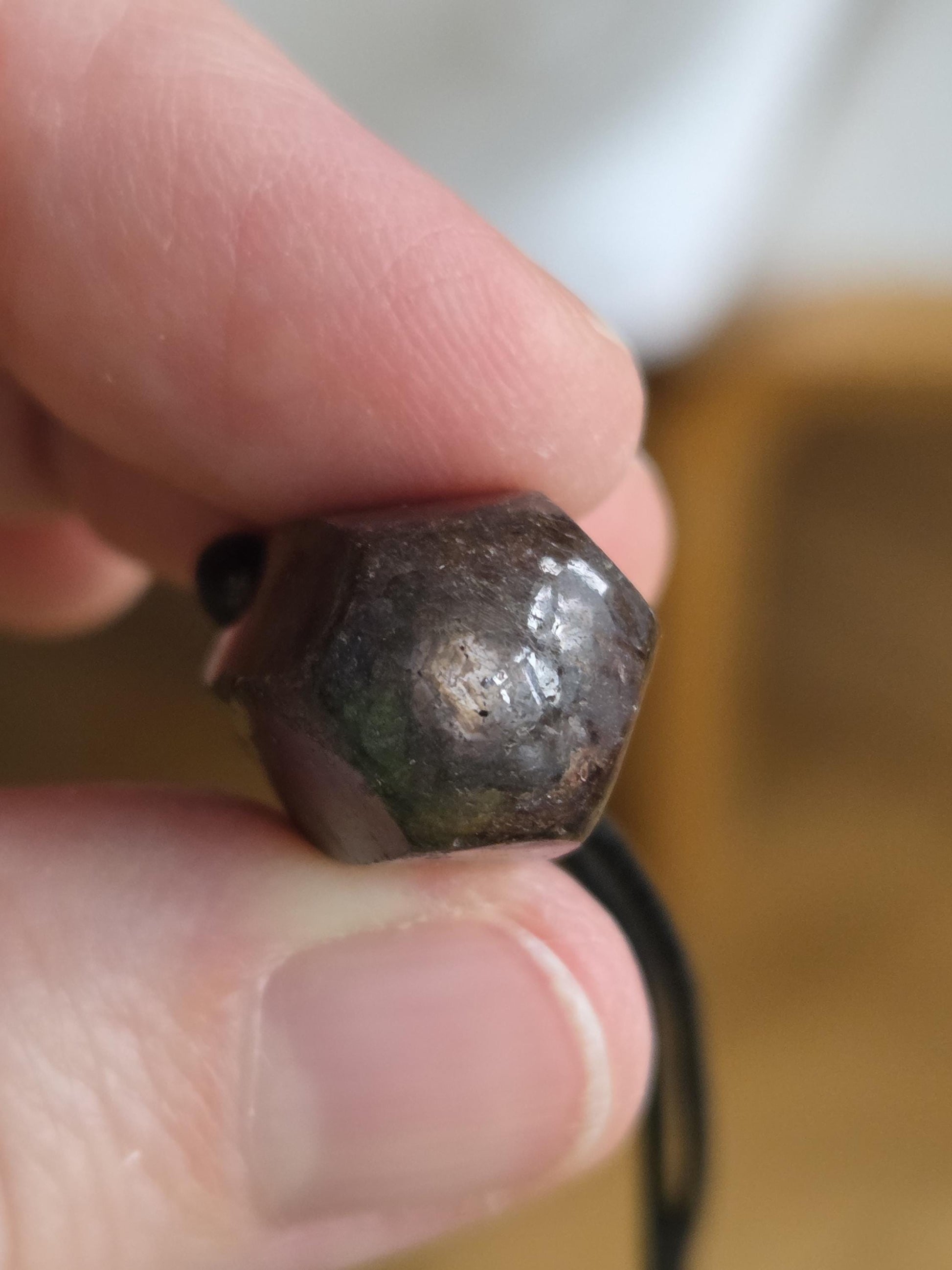 Stern Rubin Rohkristall Stäbchen Heilstein Anhänger, 23 x 14 x 14 mm, gebohrt, an verstellbarem Lederband