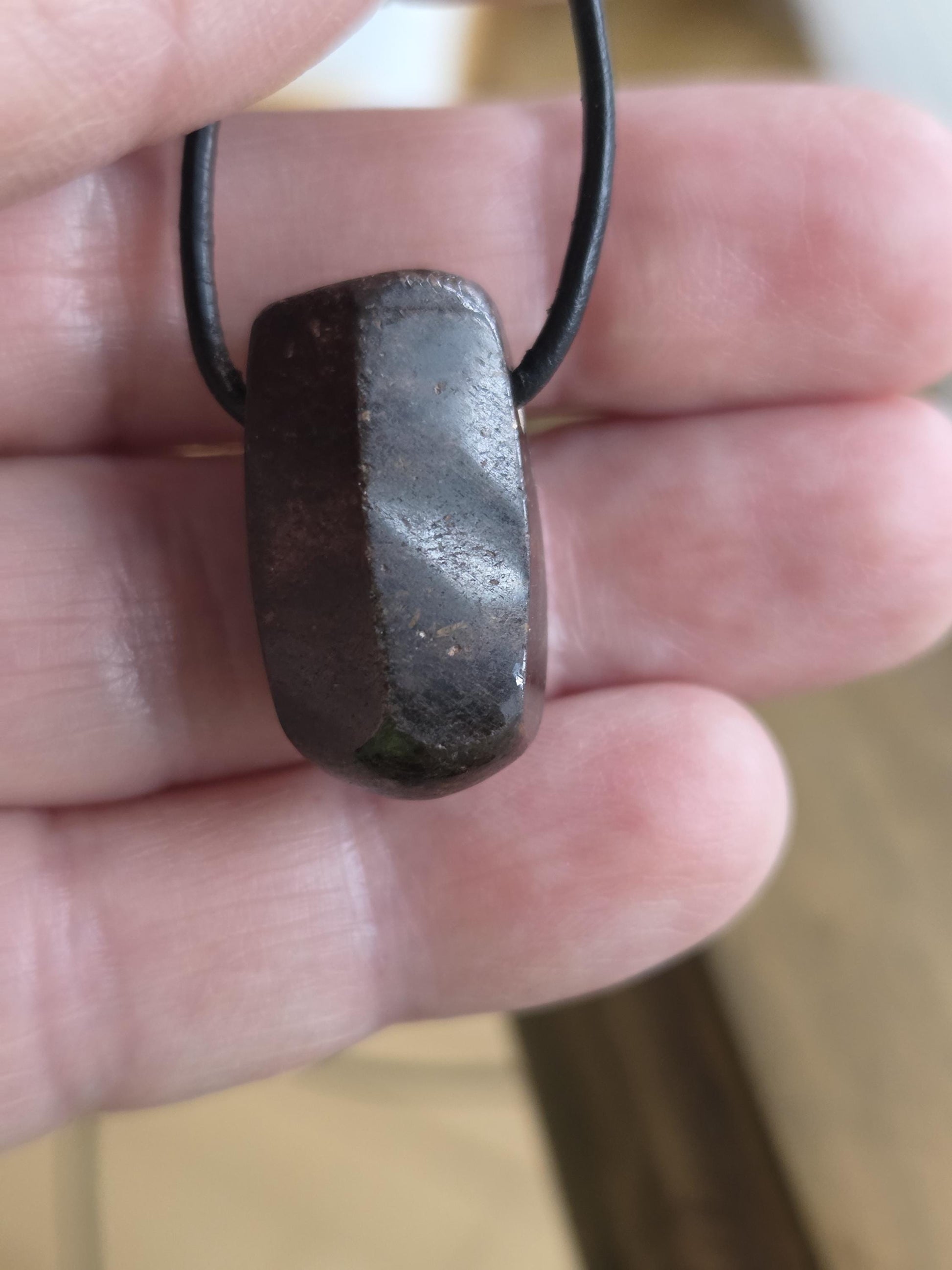 Stern Rubin Rohkristall Stäbchen Heilstein Anhänger, 23 x 14 x 14 mm, gebohrt, an verstellbarem Lederband