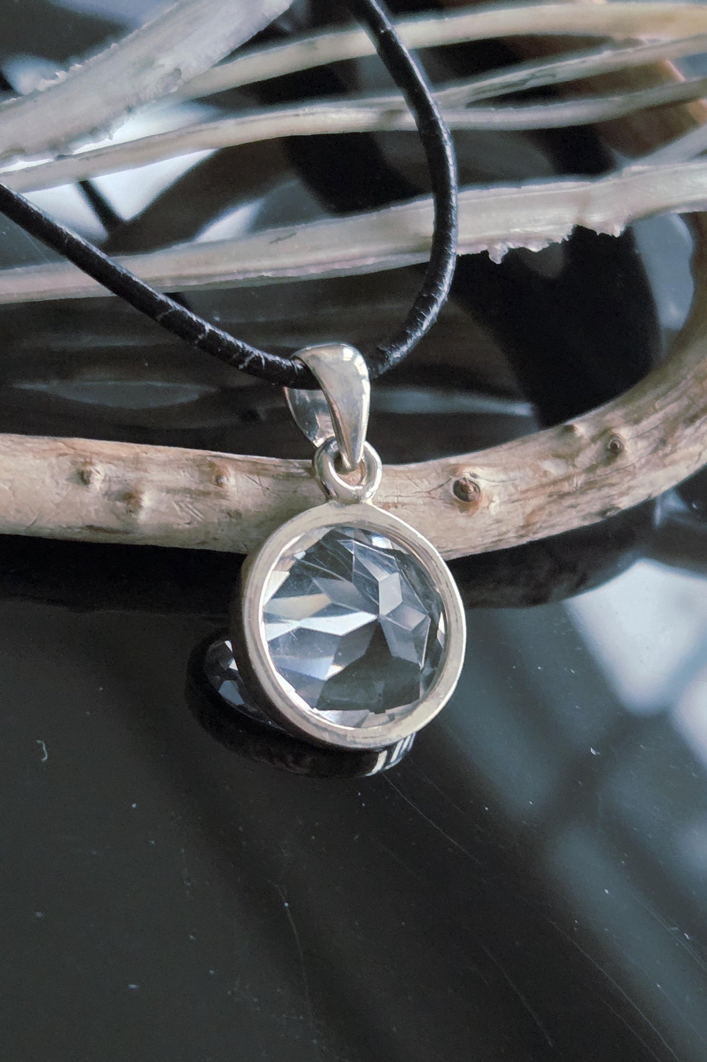 Bergkristall mit Brilliantschliff, an 925er Silber Anhänger, 24 x 14 x 8 mm, an verstellbarem Lederband