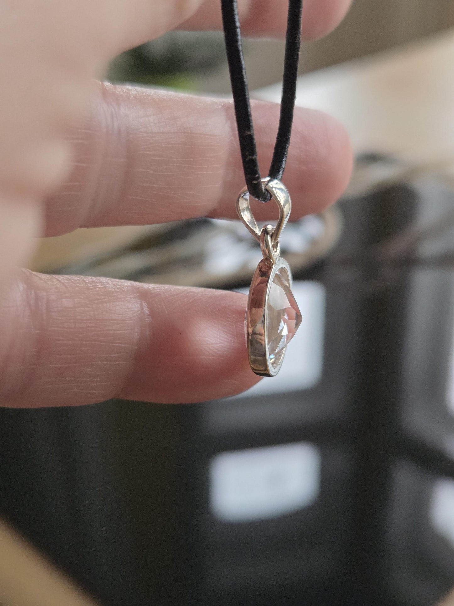 Bergkristall mit Brilliantschliff, an 925er Silber Anhänger, 24 x 14 x 8 mm, an verstellbarem Lederband