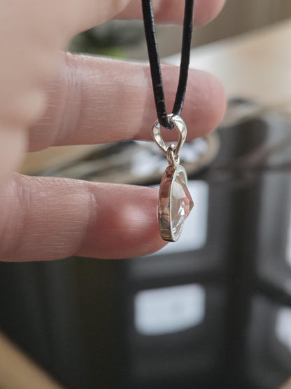 Bergkristall mit Brilliantschliff, an 925er Silber Anhänger, 24 x 14 x 8 mm, an verstellbarem Lederband