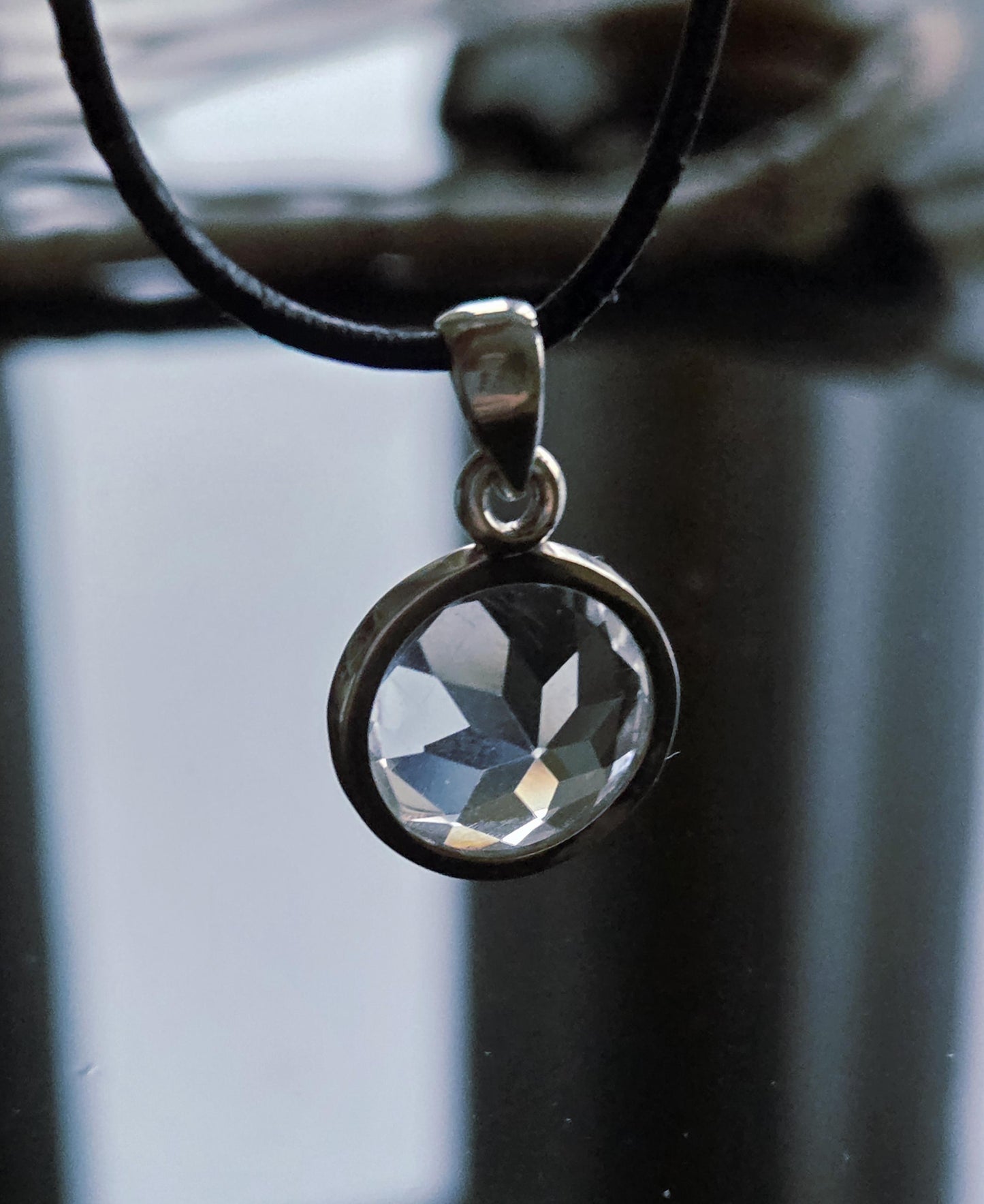 Bergkristall mit Brilliantschliff, an 925er Silber Anhänger, 24 x 14 x 8 mm, an verstellbarem Lederband