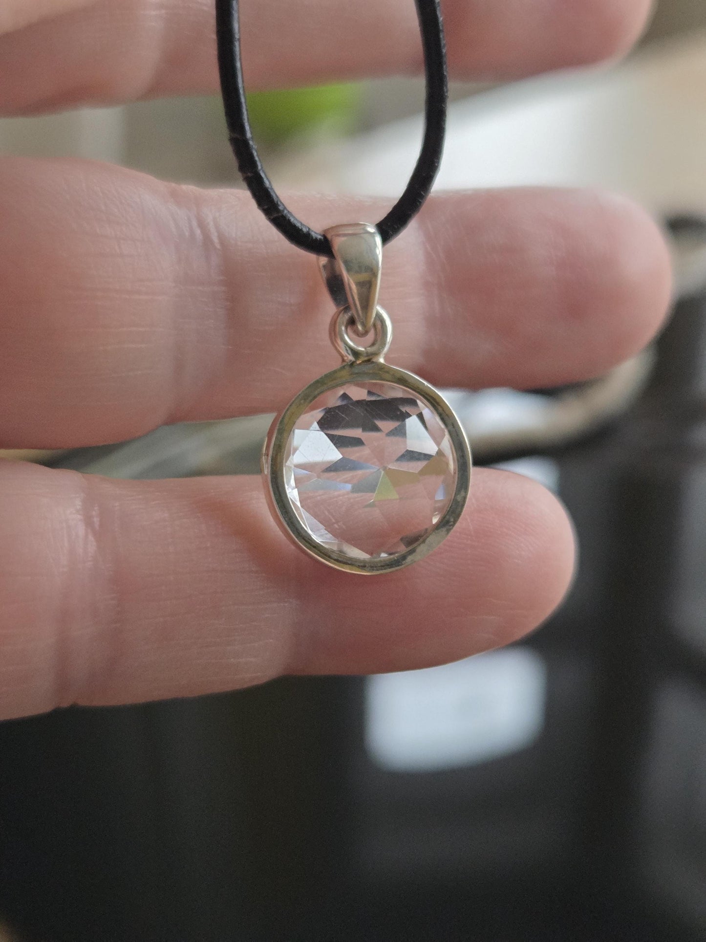 Bergkristall mit Brilliantschliff, an 925er Silber Anhänger, 24 x 14 x 8 mm, an verstellbarem Lederband