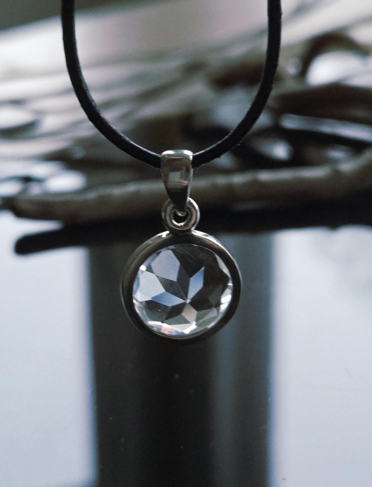 Bergkristall mit Brilliantschliff, an 925er Silber Anhänger, 24 x 14 x 8 mm, an verstellbarem Lederband