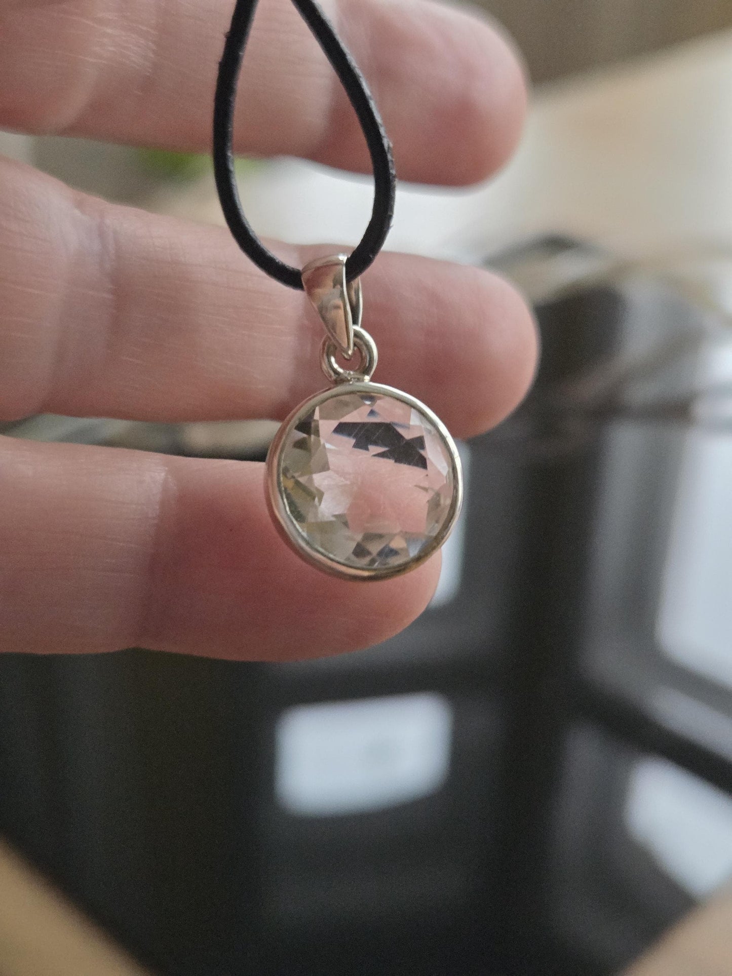 Bergkristall mit Brilliantschliff, an 925er Silber Anhänger, 24 x 14 x 8 mm, an verstellbarem Lederband