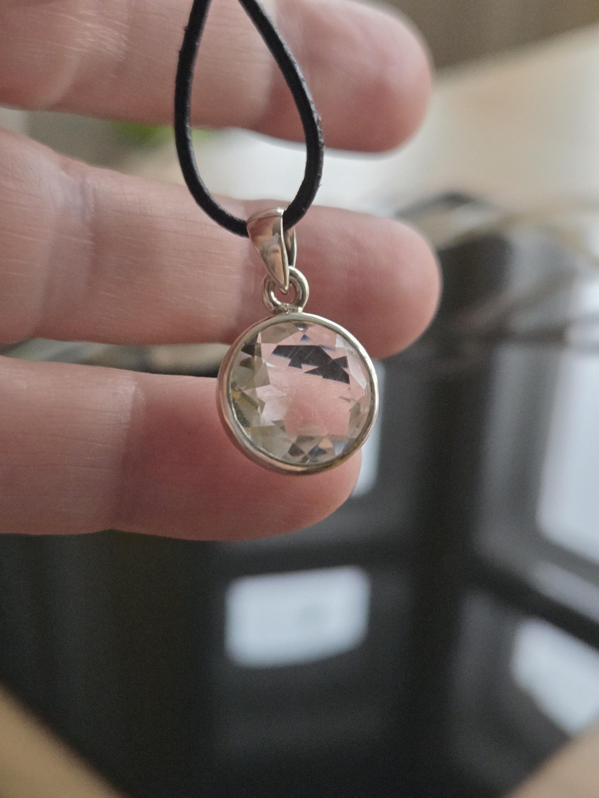 Bergkristall mit Brilliantschliff, an 925er Silber Anhänger, 24 x 14 x 8 mm, an verstellbarem Lederband