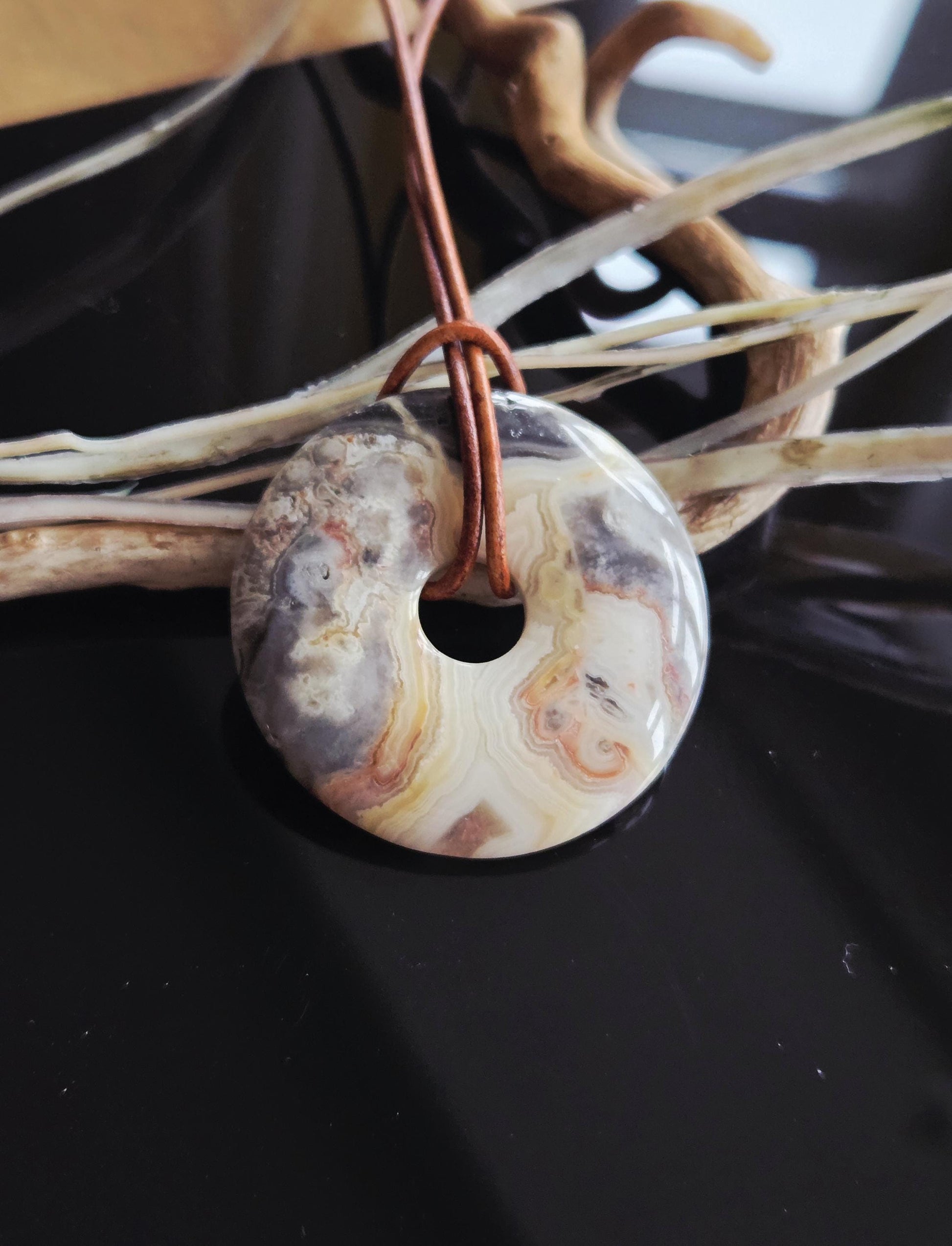 Großer traumhafter Crazy Lace Achat, Donut, 40 x 6 mm, gebohrt, an verstellbarem Lederband