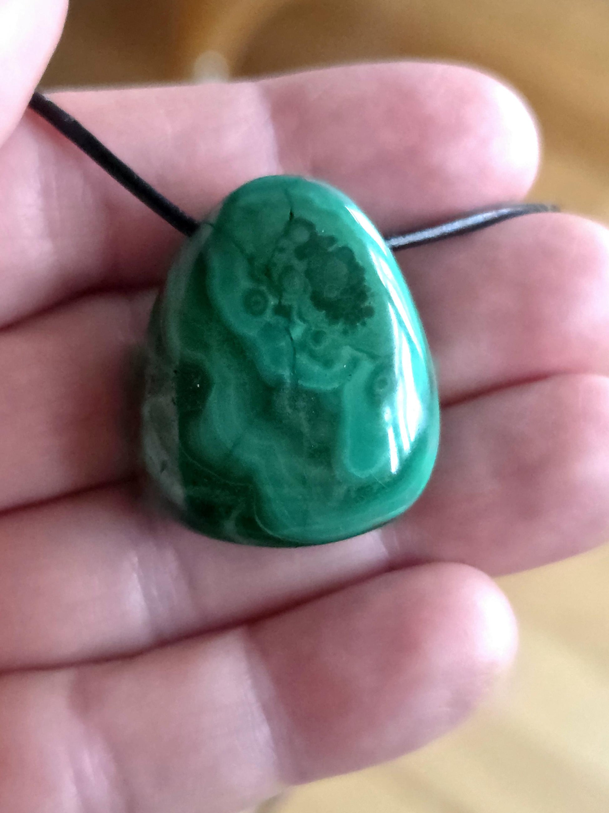 Malachit Anhänger, gebohrt, am Lederband, 30 x 25 x 10 mm, gebohrt, an verstellbarem Lederband