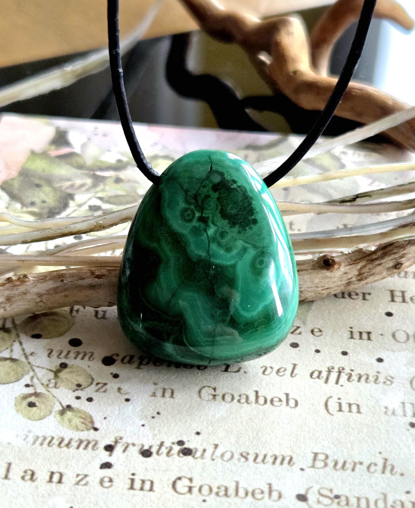 Malachit Anhänger, gebohrt, am Lederband, 30 x 25 x 10 mm, gebohrt, an verstellbarem Lederband