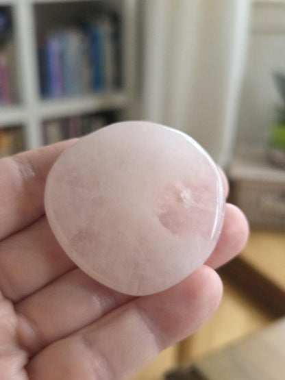 Rosenquarz Scheibe rund Massagestein Heilstein Sammlerstein Handschmeichler, etisch hochwertig, 45 x 45 x 11 mm, 37,19 g., 185,95 ct.