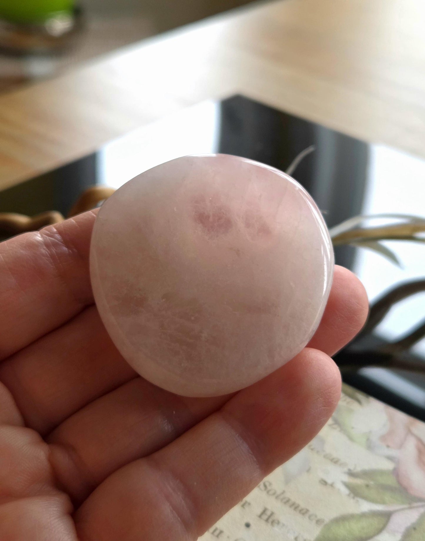 Rosenquarz Scheibe rund Massagestein Heilstein Sammlerstein Handschmeichler, etisch hochwertig, 45 x 45 x 11 mm, 37,19 g., 185,95 ct.