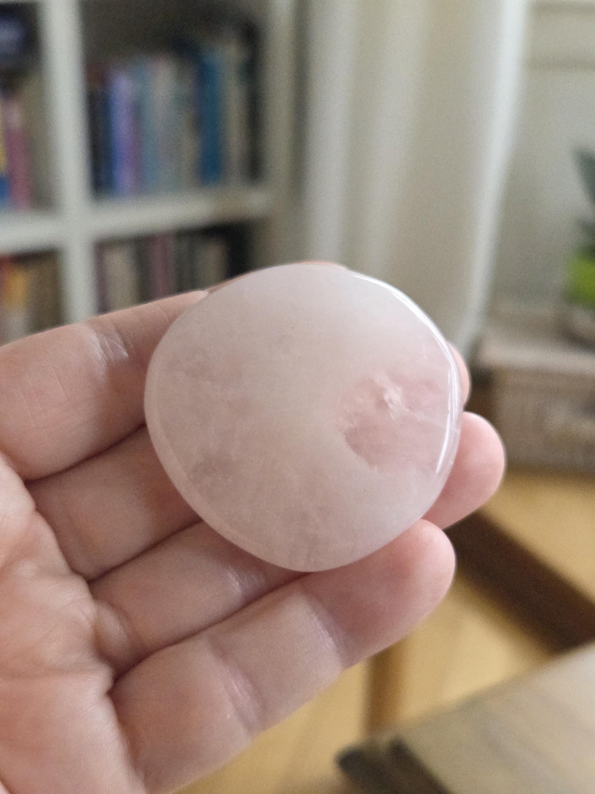 Rosenquarz Scheibe rund Massagestein Heilstein Sammlerstein Handschmeichler, etisch hochwertig, 45 x 45 x 11 mm, 37,19 g., 185,95 ct.